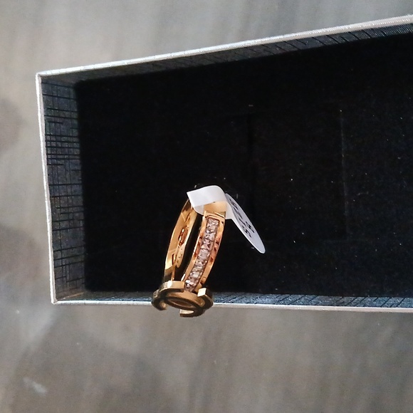 Chic Gold Designer-Inspired Ring - Picture 2 of 3